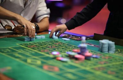How do casinos verify player identity during slot withdrawals securely?